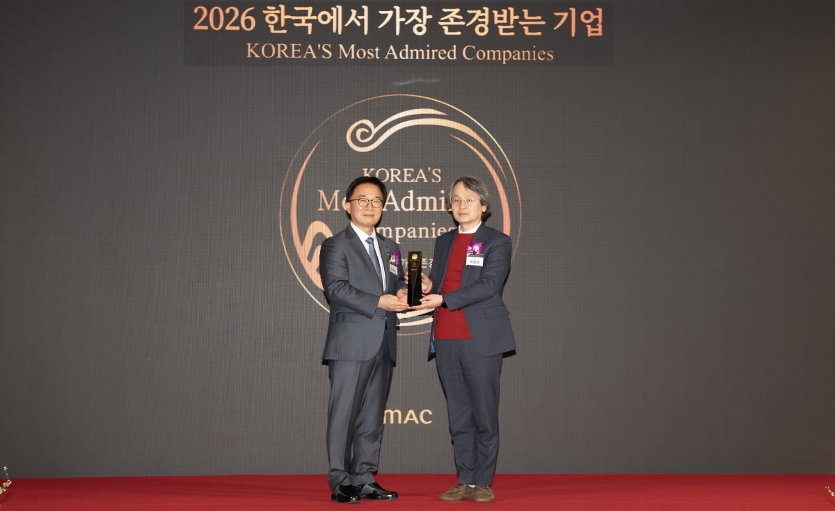 박종백 부총장(오른쪽)이 전문대학 부문 1위 인증패를 받고 한수희 한국능률협회컨설팅 대표와 기념 촬영을 하고 있다. 영진전문대 제공