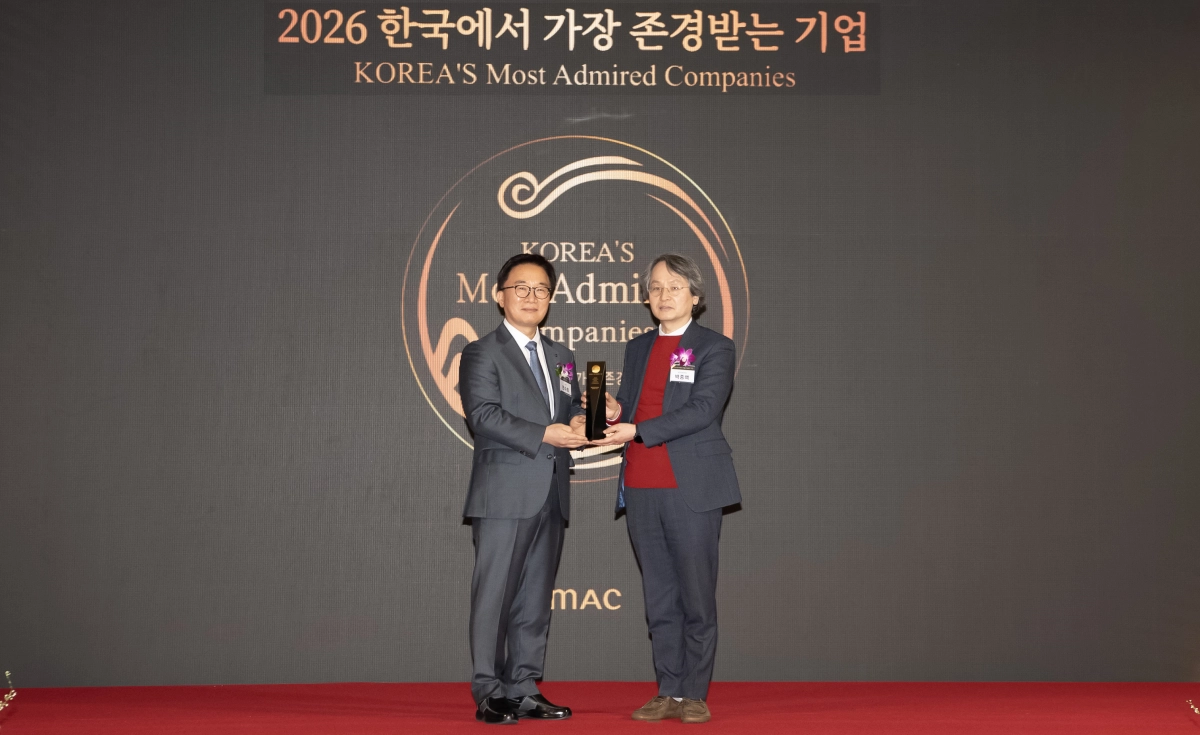 박종백 부총장(오른쪽)이 전문대학 부문 1위 인증패를 받고 한수희 한국능률협회컨설팅 대표와 기념 촬영을 하고 있다. 영진전문대 제공