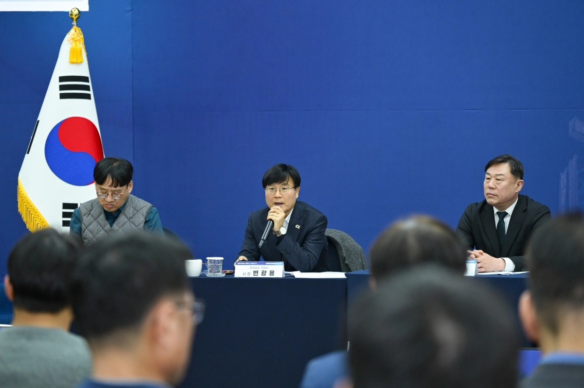 변광용(가운데) 거제시장이 지난 9일 울산 동구청 대강당에서 김영훈 고용노동부 장관 주재로 열린 ‘조선업 타운홀미팅’에서 발언하고 있다. 2026.2.11. 거제시 제공