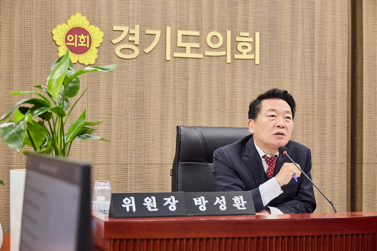 방성환 위원장이 10일 열린 제388회 임시회 농수산생명과학국 등 업무보고에서 농어촌 기본소득 사업의 재정 인식과 국비 매칭 구조 문제를 지적하며 질의하고 있다.(사진=경기도의회)