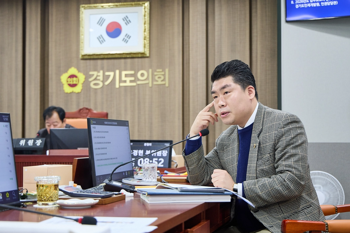 유경현 의원이 10일 안전관리실 업무보고에서 북한 무인기 침투를 막기 위한 경기도 특사경의 역할을 강조하며 질의하고 있다.(사진=경기도의회)