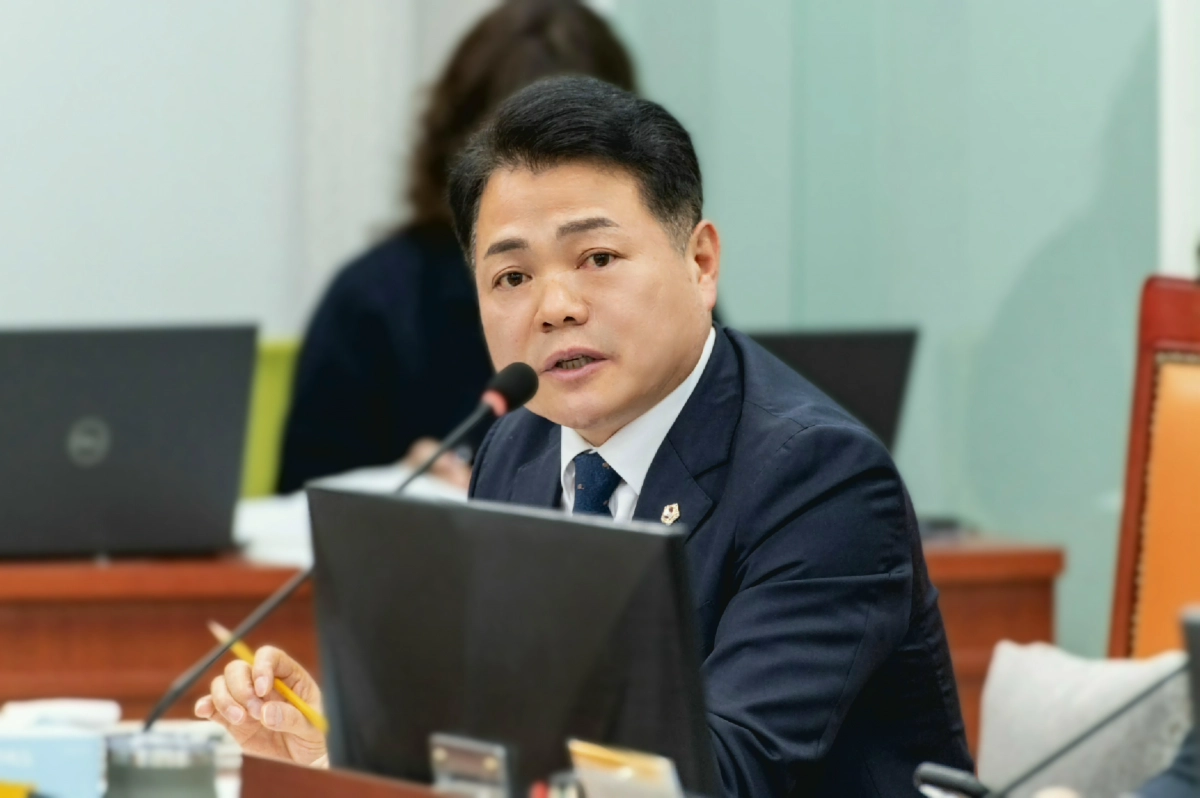이인규 의원이 10일 열린 경기도교육연구원 원장 후보자 인사청문회에서 연구기관의 성격과 기관장의 운영 역량을 중심으로 검증을 진행하고 있다.(사진=경기도의회)