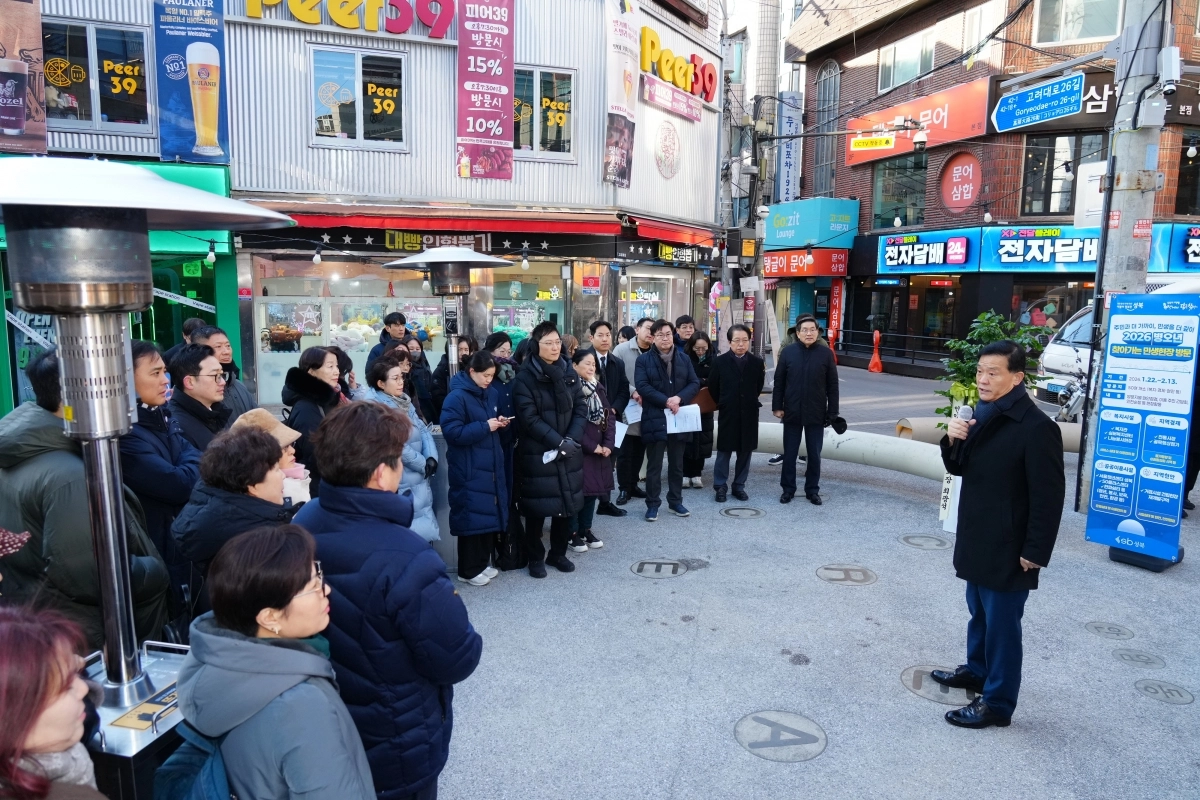 이승로 성북구청장이 지난달 22일 서울 성북구 안암역 인근 ‘고대 골목형상점가’를 찾아 상인들과 주민들에게 상권 활성화 방안을 설명하고 있다. 성북구 제공