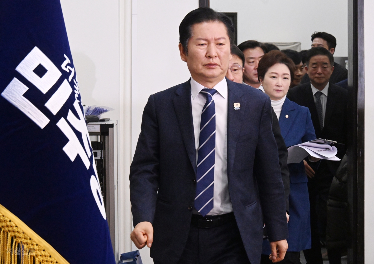 정청래 더불어민주당 대표가 11일 국회에서 열린 최고위원회의에 참석하고 있다. 서울 안주영 전문기자