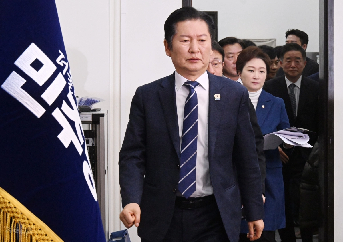 정청래 더불어민주당 대표가 11일 국회에서 열린 최고위원회의에 참석하고 있다. 서울 안주영 전문기자