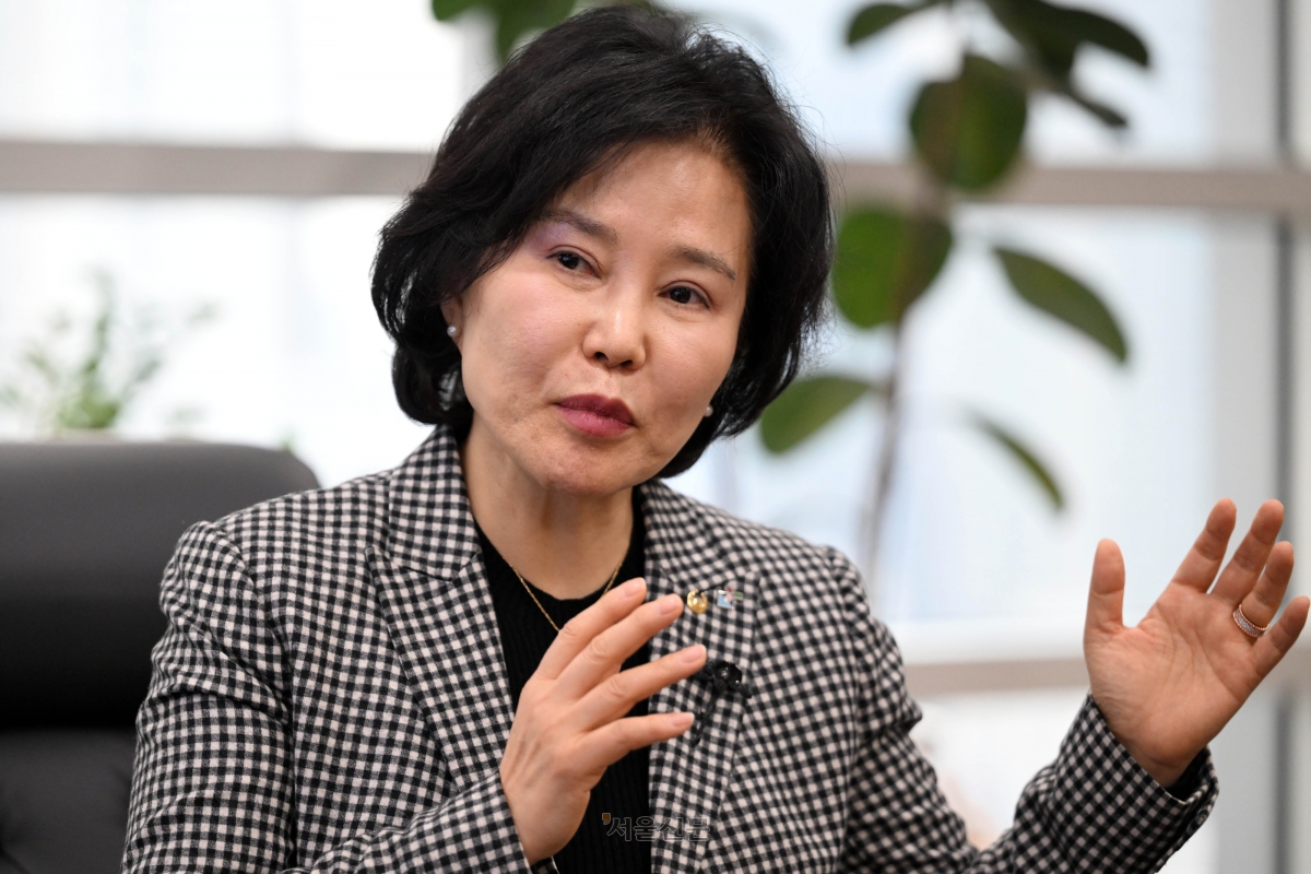 김은경 서민금융진흥원장 겸 신용회복위원장이 11일 서울 중구 서민금융진흥원에서 서울신문과 만나 ‘기본보증·기본대출·기본예금’을 통해 저신용자의 새출발을 지원해야 한다고 강조하고 있다. 홍윤기 기자