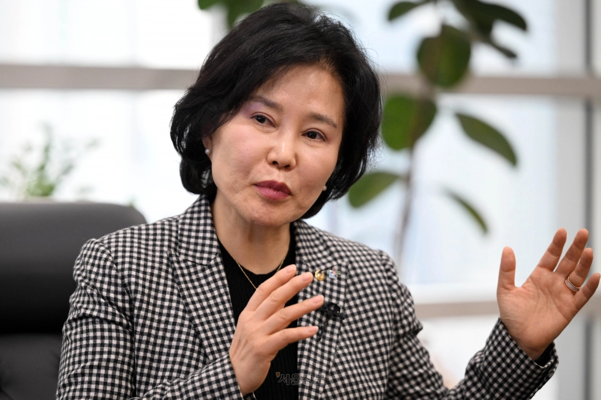 김은경 서민금융진흥원장 겸 신용회복위원장이 11일 서울 중구 서민금융진흥원에서 서울신문과 만나 ‘기본보증·기본대출·기본예금’을 통해 저신용자의 새출발을 지원해야 한다고 강조하고 있다. 홍윤기 기자