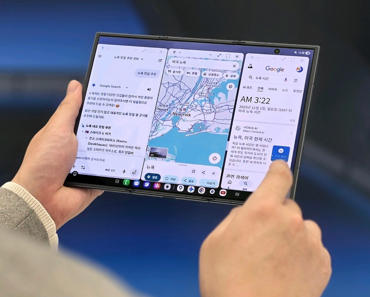 삼성전자가 지난해 출시한 두 번 접는 스마트폰 ‘갤럭시 Z 트라이폴드’가 완전히 펼쳐진 모습. 삼성전자 제공
