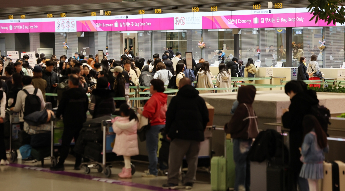 설 연휴 앞두고 붐비는 공항 출국장