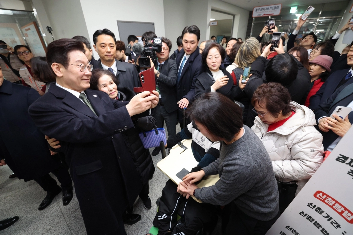 ‘나누면’ 방문한 李대통령, 시민들과 셀카