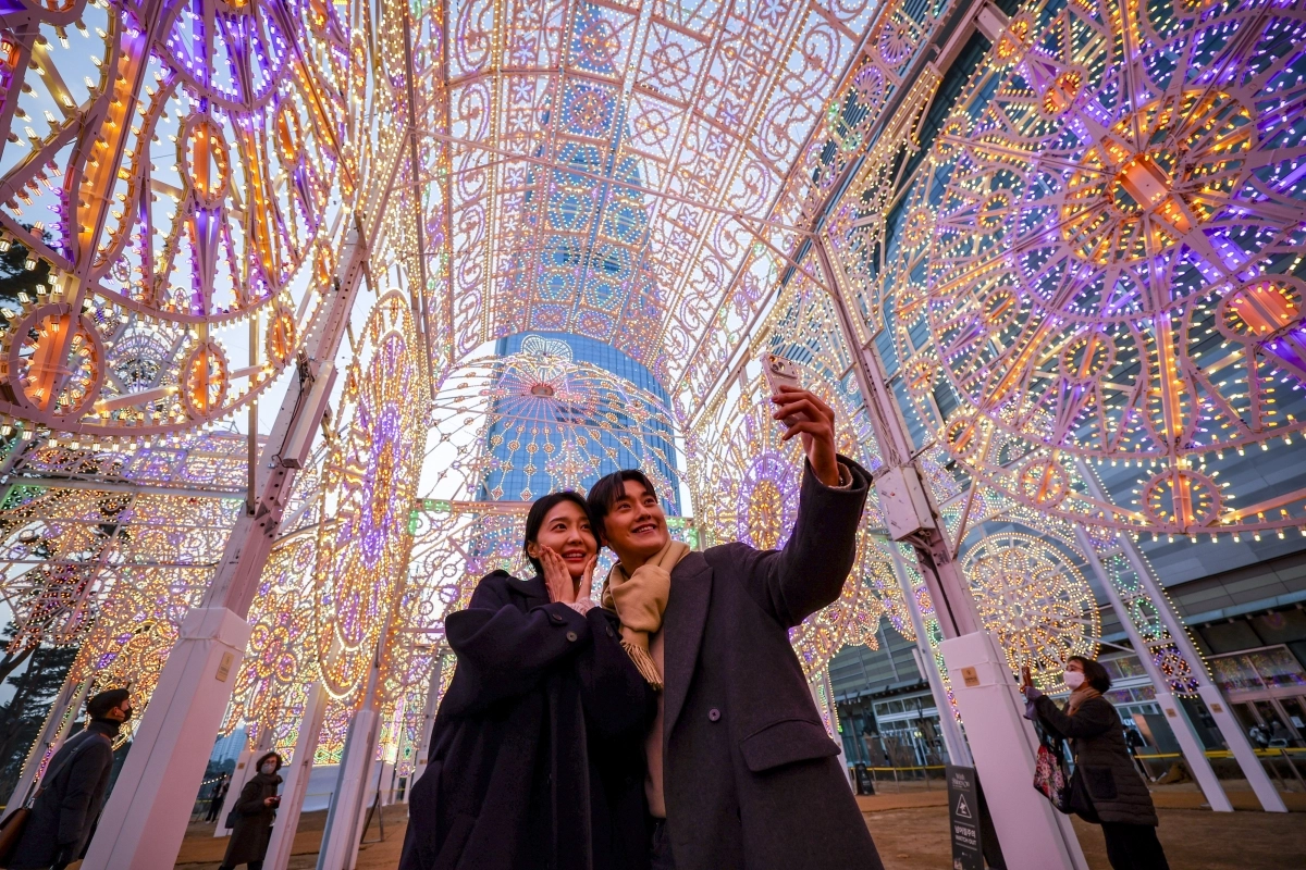 모델들이 11일 서울 송파구 롯데월드타워 월드파크 일대에서 열린 2026 롯데 루미나리에에서 포즈를 취하고 있다. 2026.2.11 뉴시스