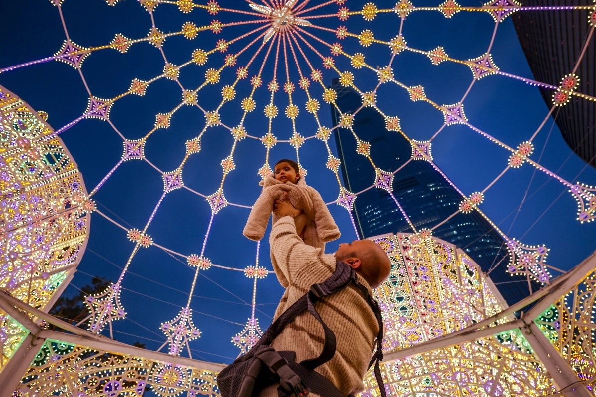 K빛의 축제 즐기는 외국인