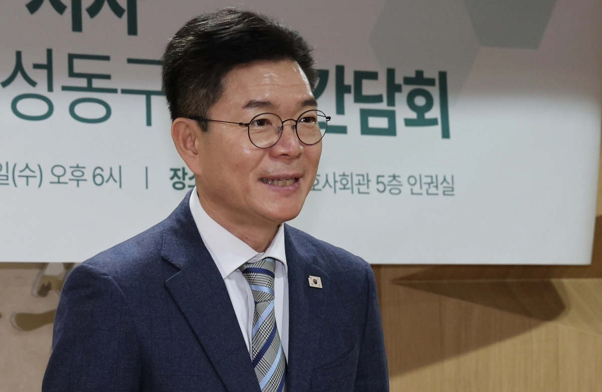 정원오 성동구청장이 11일 서울 서초구 서울지방변호사회관에서 열린 한국사내변호사회 경영도서읽기동호회 주관 간담회에서 인사를 하고 있다. 연합뉴스