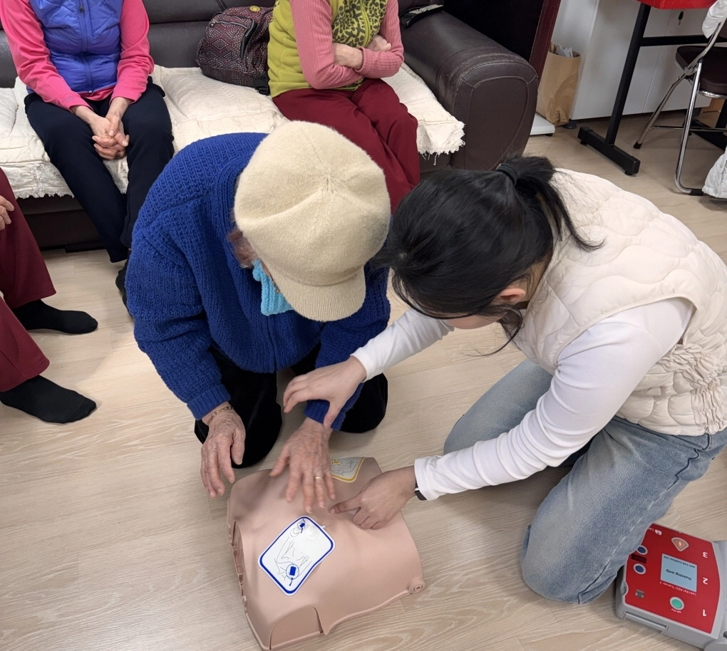 강북구청 관계자가 강북구의 한 경로당 어르신에게 자동심장충격기 사용법을 안내하고 있다. 강북구 제공