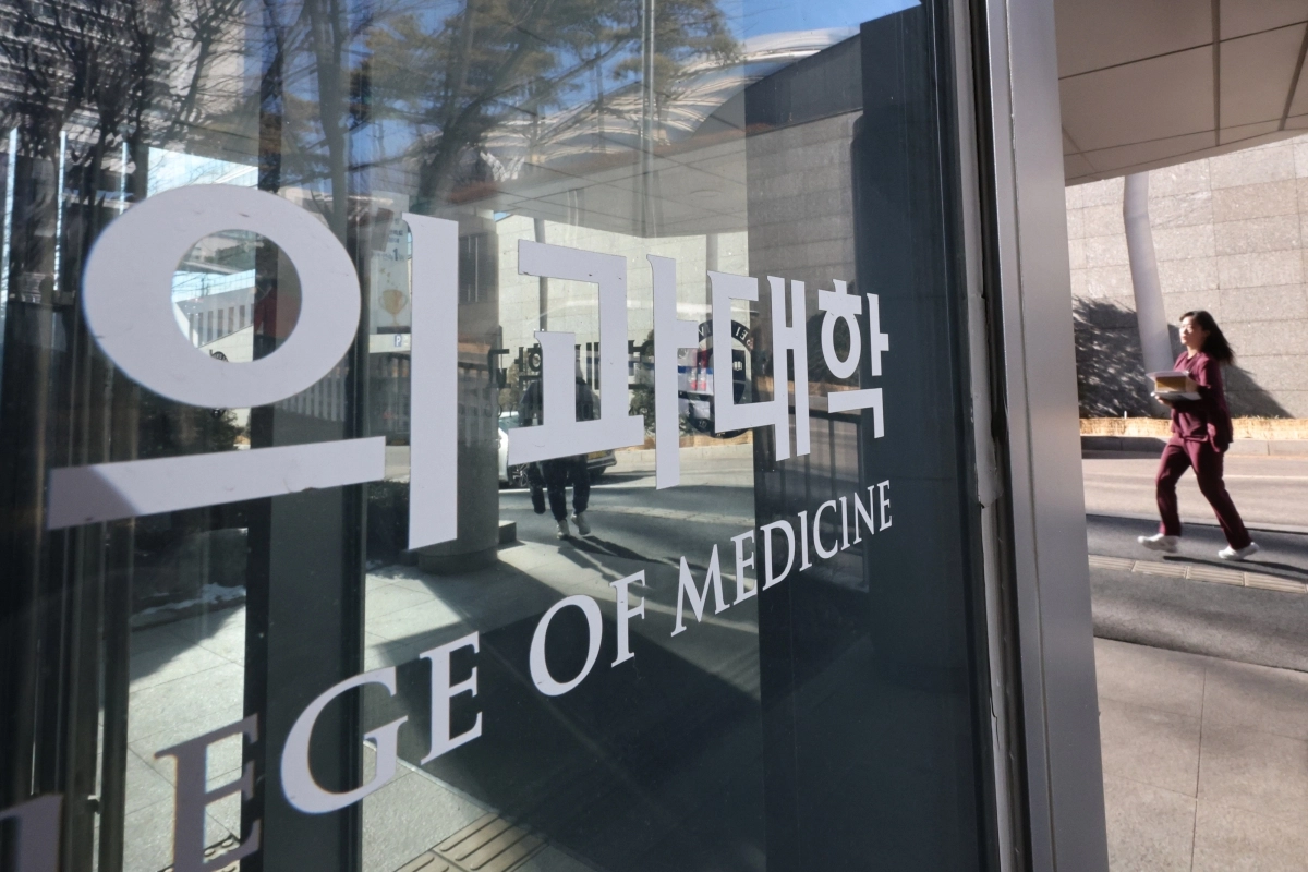 2027학년도 의과대학 신입생부터 정부로부터 등록금, 생활비 등을 모두 지원받고 졸업 후 10년간 해당 지역에서 의무 복무를 해야 하는 ‘지역의사제’가 도입될 예정인 가운데 29일 서울 시내 한 의대 모습. 2026.1.29. 연합뉴스