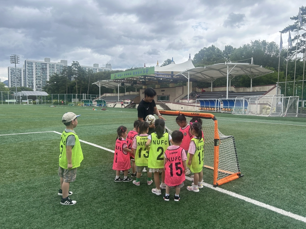 지난해 서울 노원구 상계동 마들스타디움에서 축구·풋살교실 강습이 열리고 있다.  노원구 제공