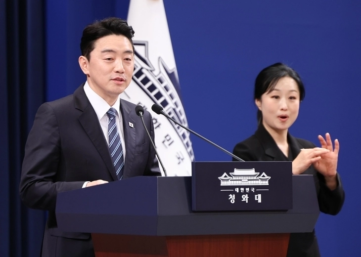 강훈식 대통령 비서실장이 11일 청와대 춘추관에서 여야 양당 대표 초청 오찬 회동 관련 브리핑을 하고 있다.  뉴시스