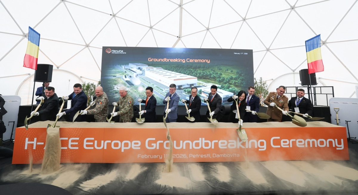 11일(현지시간) 루마니아 듬보비차에서 열린 K9 자주포 현지 공장 착공식에서 손재일(왼쪽 다섯번째) 한화에어로스페이스 대표와 이리네우 다러우 루마니아 경제부 장관, 이용철 방위사업청장 등 참석자들이 시삽하고 있다. 방위사업청 제공