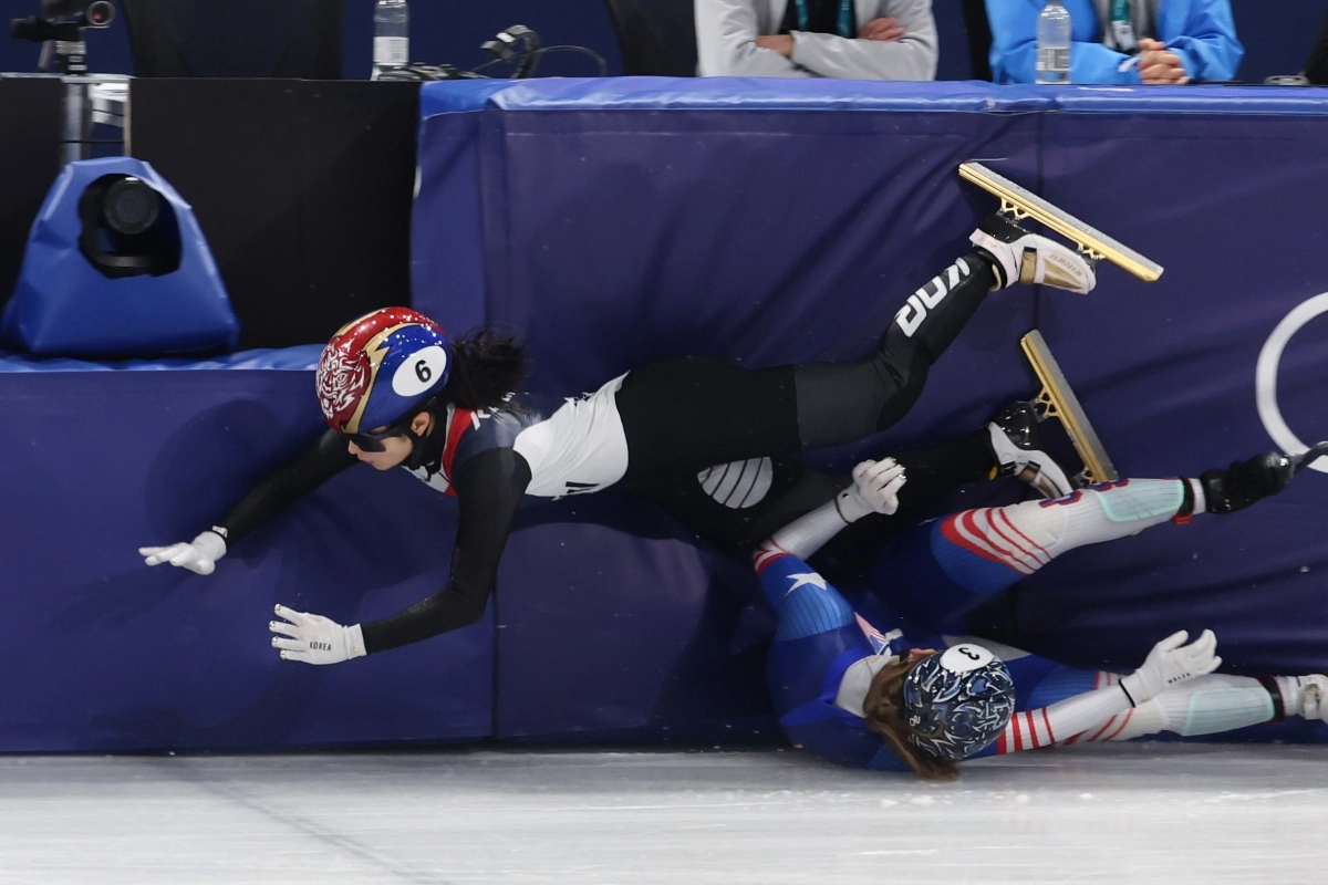 10일(현지시간) 이탈리아 밀라노 아이스스케이팅 아레나에서 열린 2026 밀라노ㆍ코르티나담페초 동계올림픽 쇼트트랙 혼성계주 준결승에서 김길리가 미국팀과 충돌해 넘어지며 펜스에 부딪히고 있다. 2026.2.10. 연합뉴스