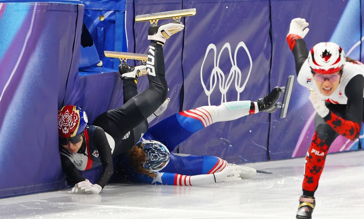 10일(현지시간) 이탈리아 밀라노 아이스스케이팅 아레나에서 열린 2026 밀라노ㆍ코르티나담페초 동계올림픽 쇼트트랙 혼성계주 준결승에서 한국 김길리가 미국 선수에 의해 넘어지고 있다. 2026.2.10. 연합뉴스