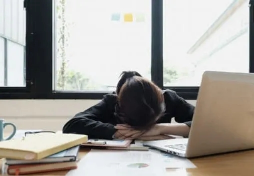 7~9급 하위직 공무원들이 사비를 각출해 국·과장 등에게 밥을 사는 공직사회의 악습인 이른바 ‘모시는 날’에 대해 행정안전부와 인사혁신처 다음 달 중순 3차 실태조사에 나선다고 11일 밝혔다. 123RF