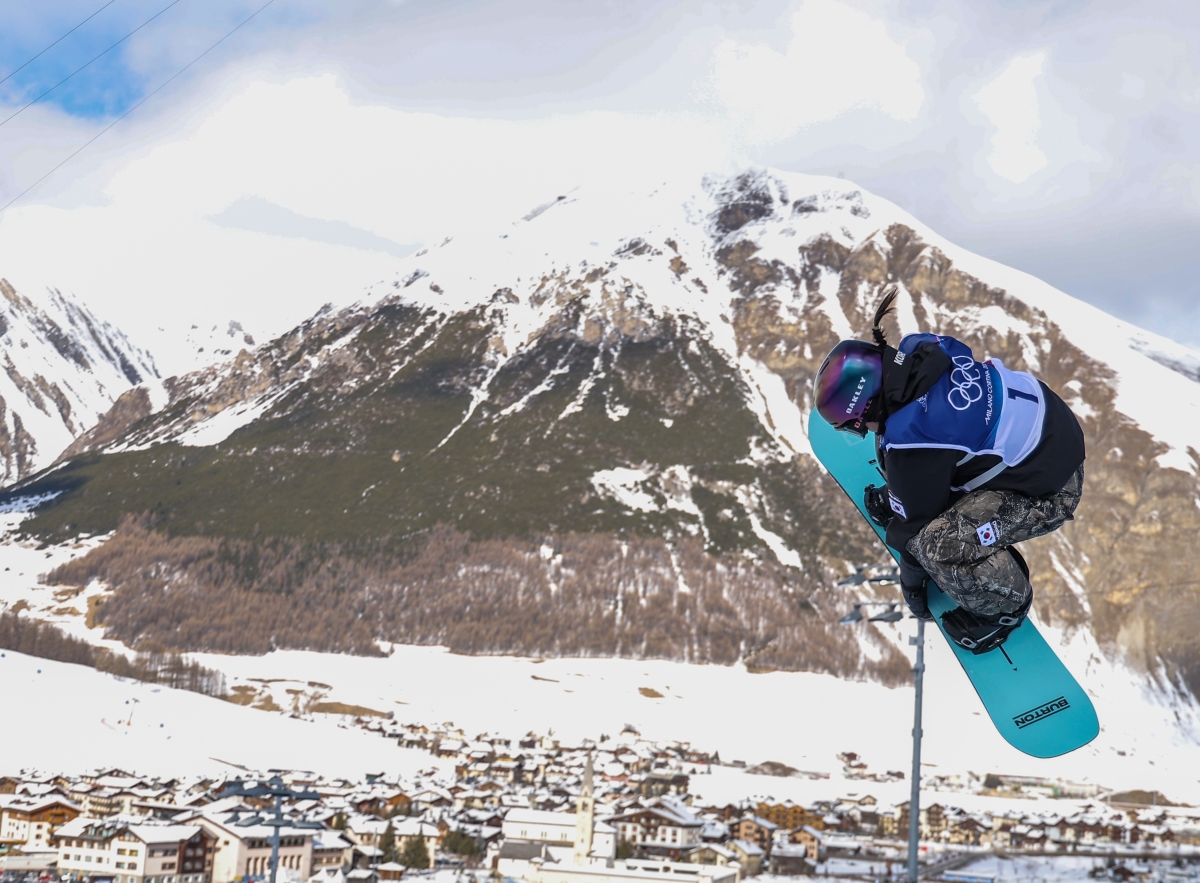 한국 설상 종목으로는 사상 처음 금메달에 도전하는 최가온이 11일(한국시간) 이탈리아 리비뇨 스노파크에서 열린 2026 밀라노·코르티나담페초 동계올림픽 스노보드 여자 하프파이프 예선에서 환상적인 연기를 펼치고 있다. 82.25점을 얻으며 6위로 결선에 진출한 최가온은 13일 오전 3시30분 자신의 우상인 클로이 김(미국)과 금메달을 놓고 진검승부를 펼친다. 리비뇨연합뉴스