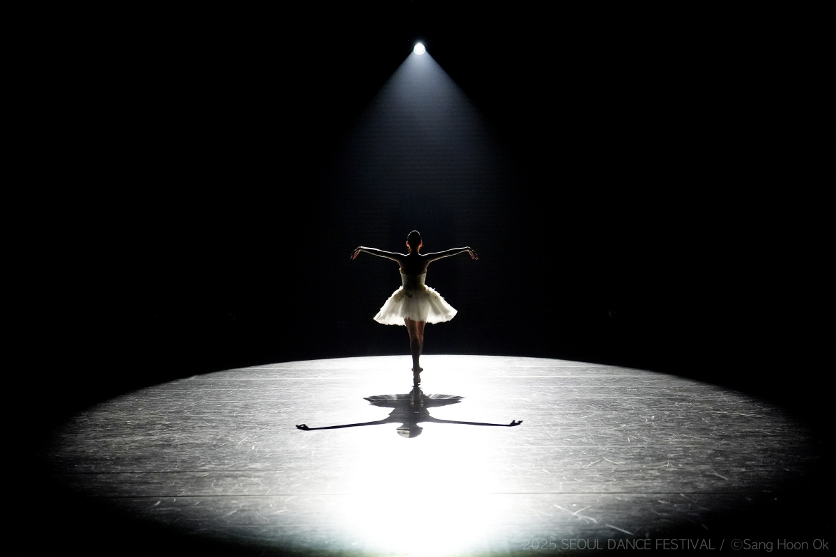 김지영 경희대 무용학부 교수가 지난해 11월 서울무용제에서 단편으로 선보인 ‘화이트 드레스’ 공연을 하고 있다. 김 교수는 학생들과 만든 창작공연 ‘원 데이 2’에서 전작 ‘화이트 드레스’를 포함한 무용수의 성장 서사를 그린다. 대한무용협회 제공