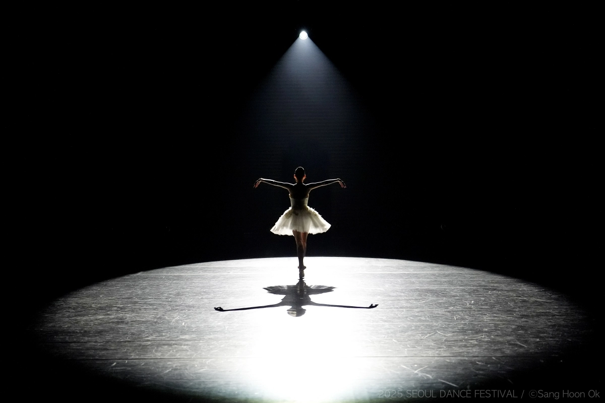 김지영 경희대 무용학부 교수가 지난해 11월 서울무용제에서 단편으로 선보인 ‘화이트 드레스’ 공연을 하고 있다. 김 교수는 학생들과 만든 창작공연 ‘원 데이 2’에서 전작 ‘화이트 드레스’를 포함한 무용수의 성장 서사를 그린다. 대한무용협회 제공