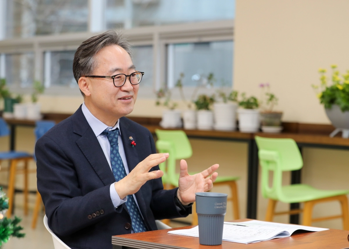 유성훈 서울 금천구청장이 11일 금천종합복지타운의 유휴 공간을 활용한 시흥2동 늘솔나루 마을활력소에서 진행한 서울신문 신년 인터뷰에서 “올해는 구민들의 염원을 하나씩 성취하고 금천구를 도약시키는 한 해로 삼을 것”이라고 밝혔다. 시흥2동 주민자치회는 지난해 행정안전부가 주최한 ‘지방자치 30주년 기념 주민자치 우수사례’ 공모전 학습공동체 분야에서 서울 자치구로는 유일하게 수상했다. 금천구 제공