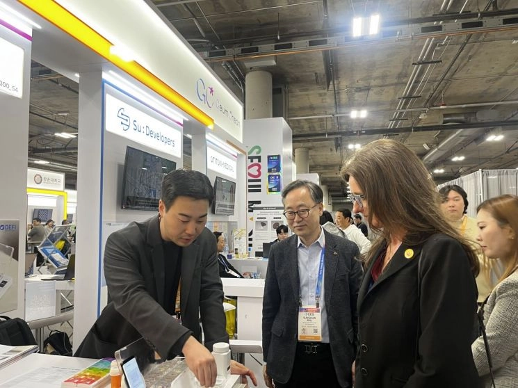 유성훈(왼쪽 두 번째) 서울 금천구청장이 지난달 세계 최대 전자전시회 ‘CES 2026’에서 미국 애리조나주 피닉스 관계자와 금천구 기업 부스를 둘러보고 있다. 금천구 제공