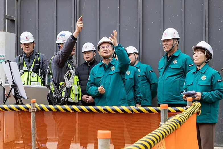 최호권(가운데) 영등포구청장이 설 연휴를 앞두고 현장 안전 점검을 하고 있다. 영등포구 제공