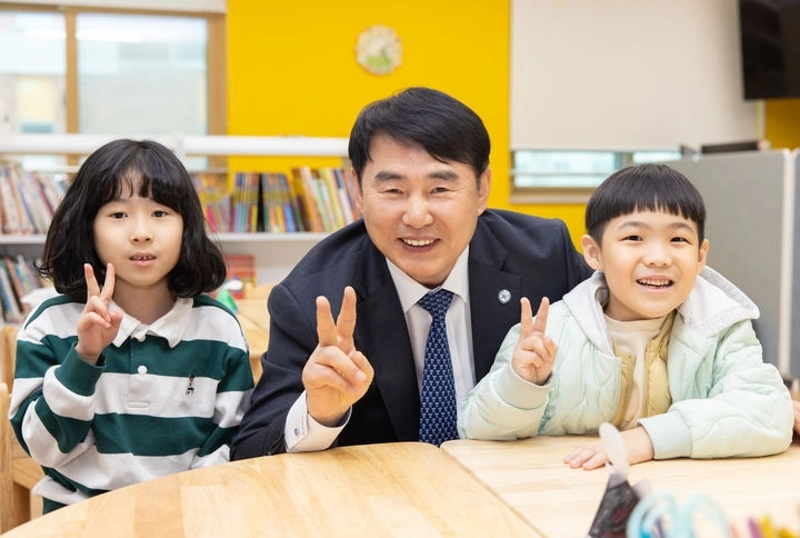 이정선 광주시 교육감이 ‘실력 광주’의 명성 재건을 위해 ‘기본 교육’을 핵심 과제로 제시했다. 사진은 지난해 이 교육감이 광주 경양초등학교를 방문해 학생들과 함께한 모습. 광주시교육청 제공