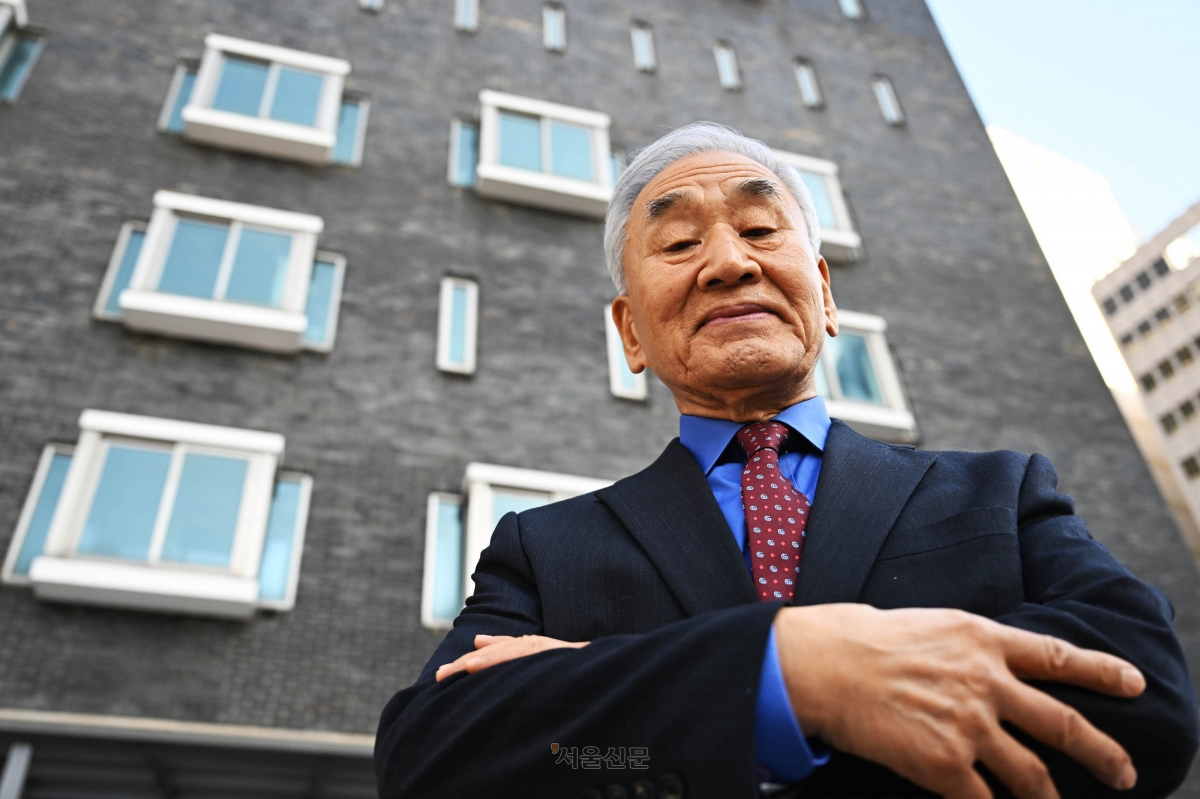 이재오 민주화운동기념사업회 이사장과의 인터뷰는 지난 6일 서울 용산구 민주화운동기념관에서 진행됐다. 기념관으로 다시 태어난 옛 치안본부 남영동 대공분실의 5층 조사실 창문은 사람이 뛰어내리지 못하도록 좁고 길쭉한 형태로 돼 있다. 홍윤기 기자