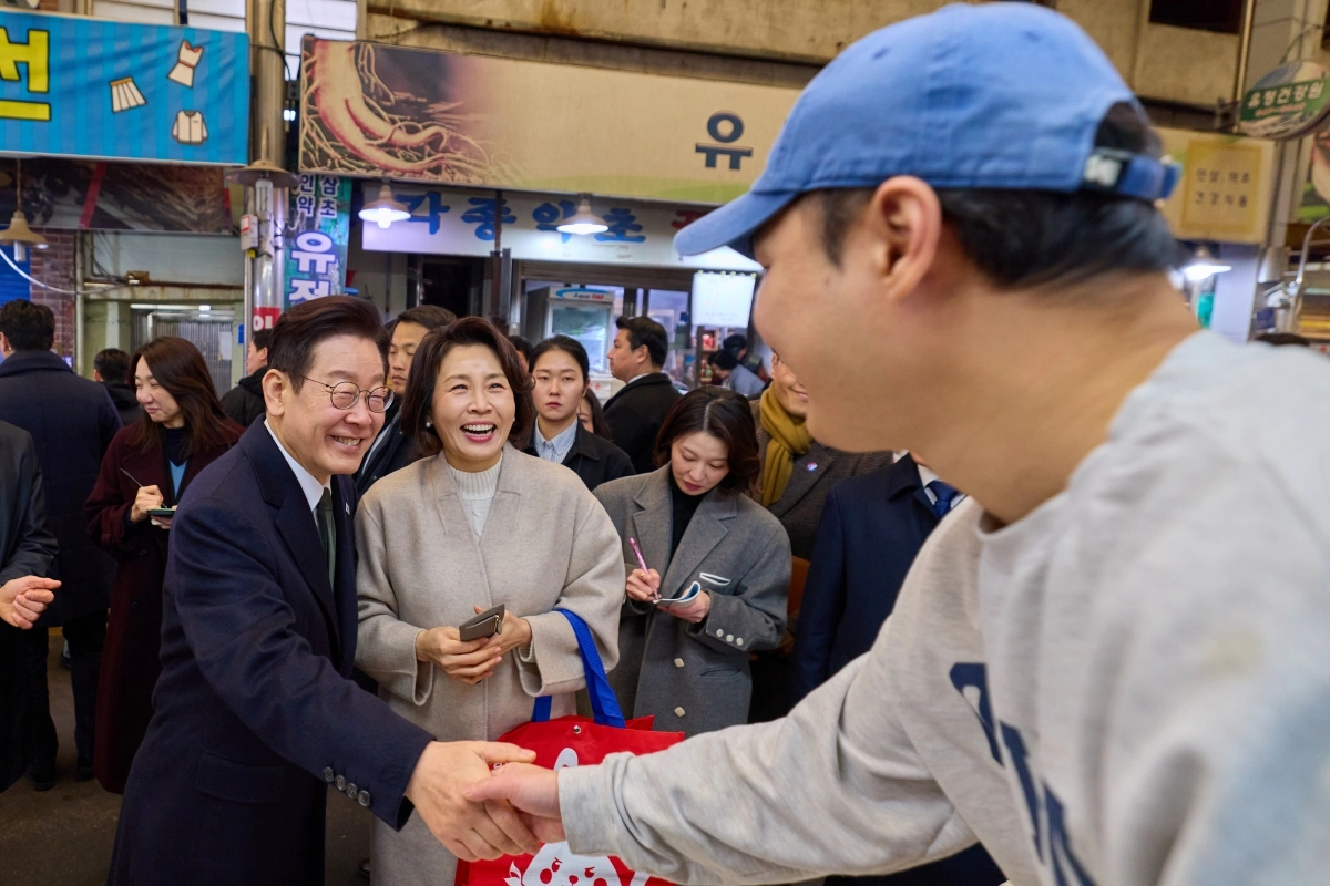 이재명 대통령 내외, 충북 전통시장 방문