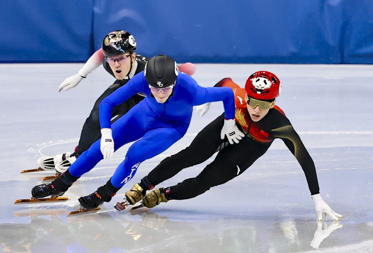 한국 출신 중국 귀화 선수 쇼트트랙 린샤오쥔(한국명 임효준)이 10일(현지시간) 이탈리아 밀라노 아이스스케이팅 아레나에서 열린 2026 밀라노·코르티나 담페초 동계올림픽 쇼트트랙 혼성계주 준준결승에서 역주하고 있다. 2026.02.10 뉴시스