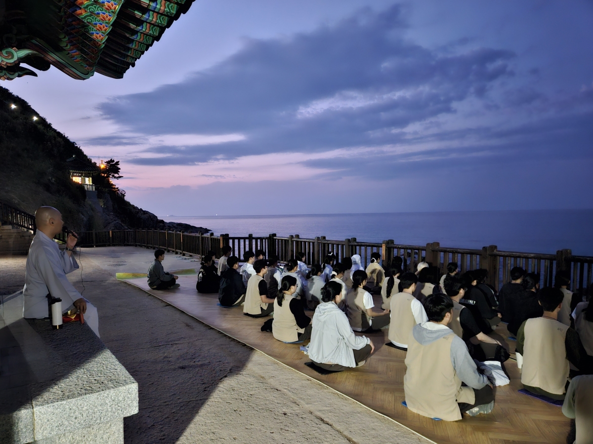 강원 양양 낙산사 파도명상 장면. 한국불교문화사업단 제공.