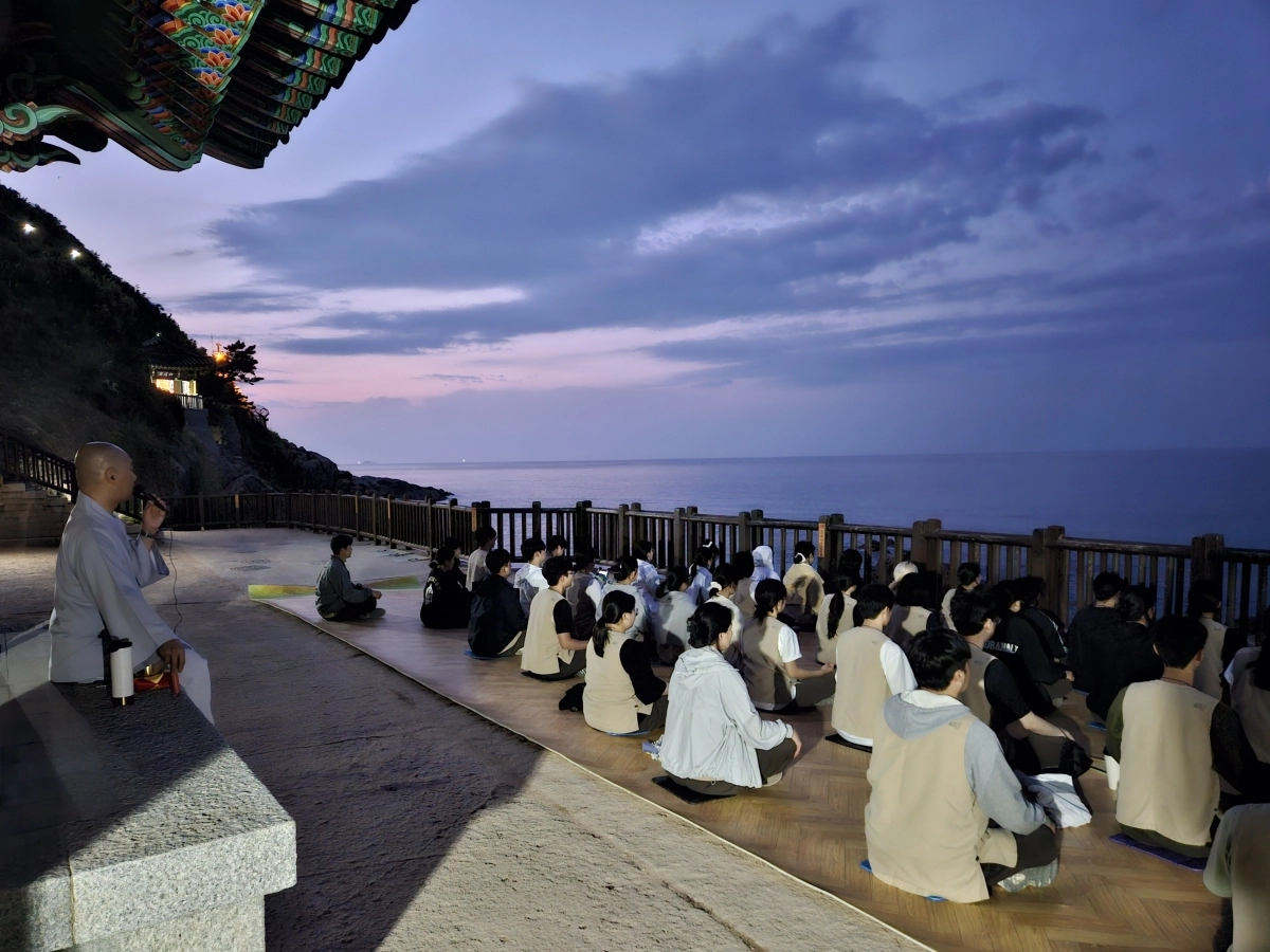 강원 양양 낙산사 파도명상 장면. 한국불교문화사업단 제공.
