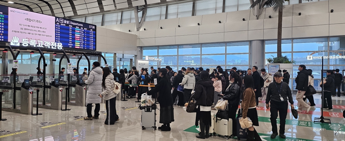 한국공항공사 제주공항은 설 연휴 마지막 날인 18일 하루에만 9만명 안팎이 제주공항을 이용할 것으로 예측되면서 귀경 수요가 정점에 이를 것으로 전망했다. 사진은 제주공항 3층 출발장 모습. 제주 강동삼 기자