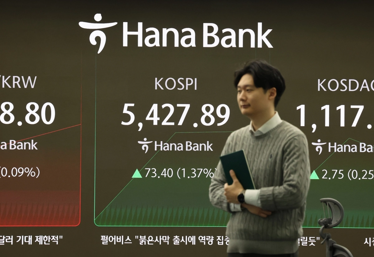 코스피 5,400 돌파     (서울=연합뉴스) 이진욱 기자 = 12일 서울 중구 하나은행 딜링룸 현황판에 코스피 지수 등이 표시되고 있다. 이날 코스피 지수는 전장보다 70.90p(1.32%) 오른 5,425.39에 출발했다. 2026.2.12. 연합뉴스