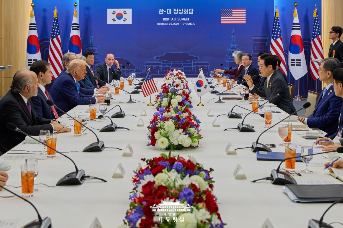 이재명 대통령이 지난해 10월 경북 경주에서 도널드 트럼프 미국 대통령과 한미 정상회담을 하고 있다. 청와대 제공