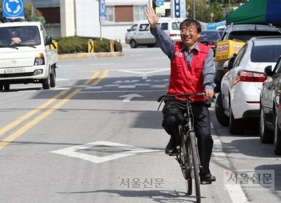 이정현 당선인이 2016년 4·13 총선 승리 다음 날 순천 역전시장을 자전거로 돌며 당선 인사를 하고 있다.