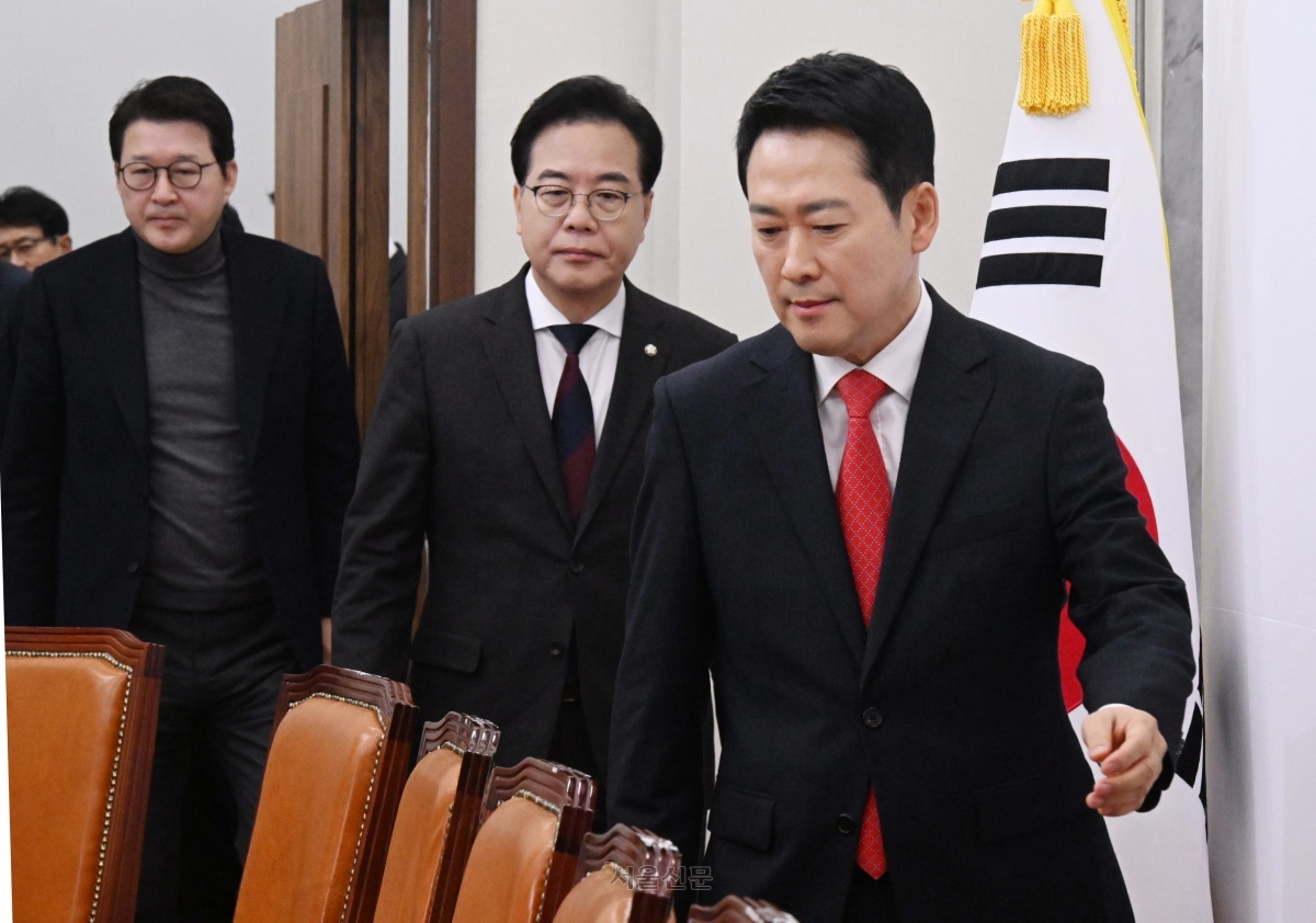 장동혁 국민의힘  대표가 12일  국회에서 열린 최고위원회의에 참석하고 있다. 2026.2.12 안주영 전문기자