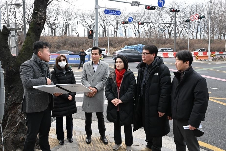 가산한내보도육교앞 교차로 현장을 찾은 박춘선 의원과 시민권익위원회 위원들