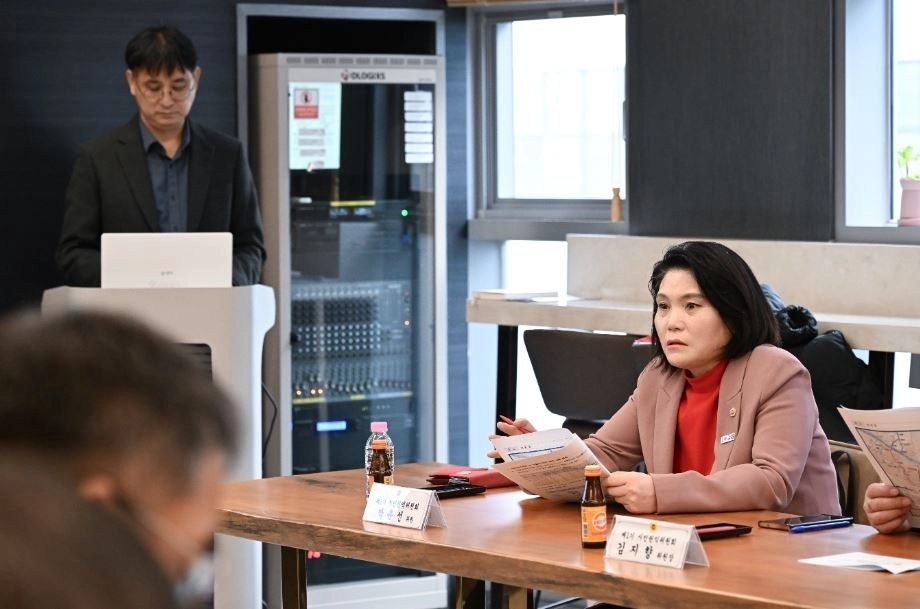 민원해소를 위한 적극행정을 주문하는 박춘선 의원