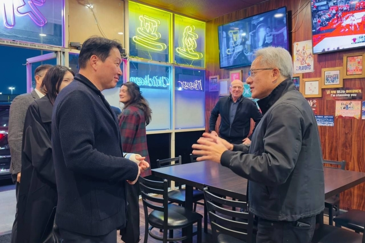 지난 5일(현지시간) 미국 캘리포니아 산타클라라의 한국식 호프집 ‘99치킨’에서 최태원 SK그룹 회장과 젠슨 황 엔비디아 최고경영자가 대화하고 있다. 사진=연합뉴스