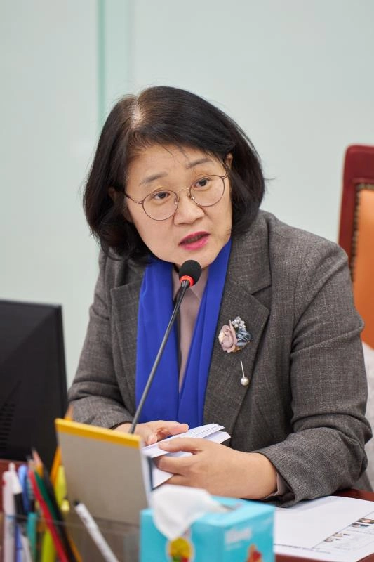 신미숙 의원이 10일 열린 경기도교육연구원장 인사청문회에서 연구원 본연의 역할을 강조하며 과감한 혁신과 독립적인 연구기능 수행을 주문하고 있다.(사진=경기도의회)