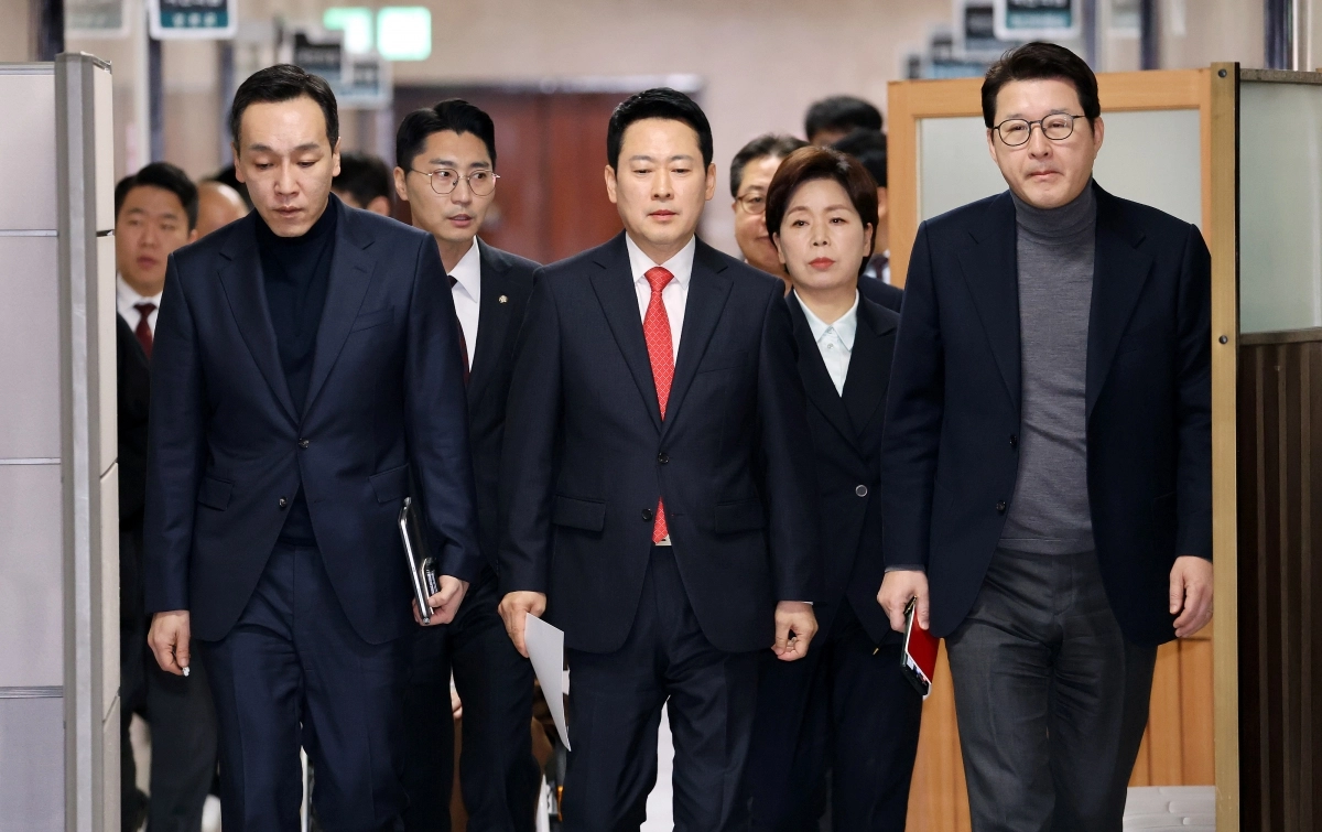 국민의힘 장동혁 대표와 최고위원들이 12일 국회에서 열린 최고위원회의에 굳은 표정으로 입장하고 있다. 2026.2.12 연합뉴스