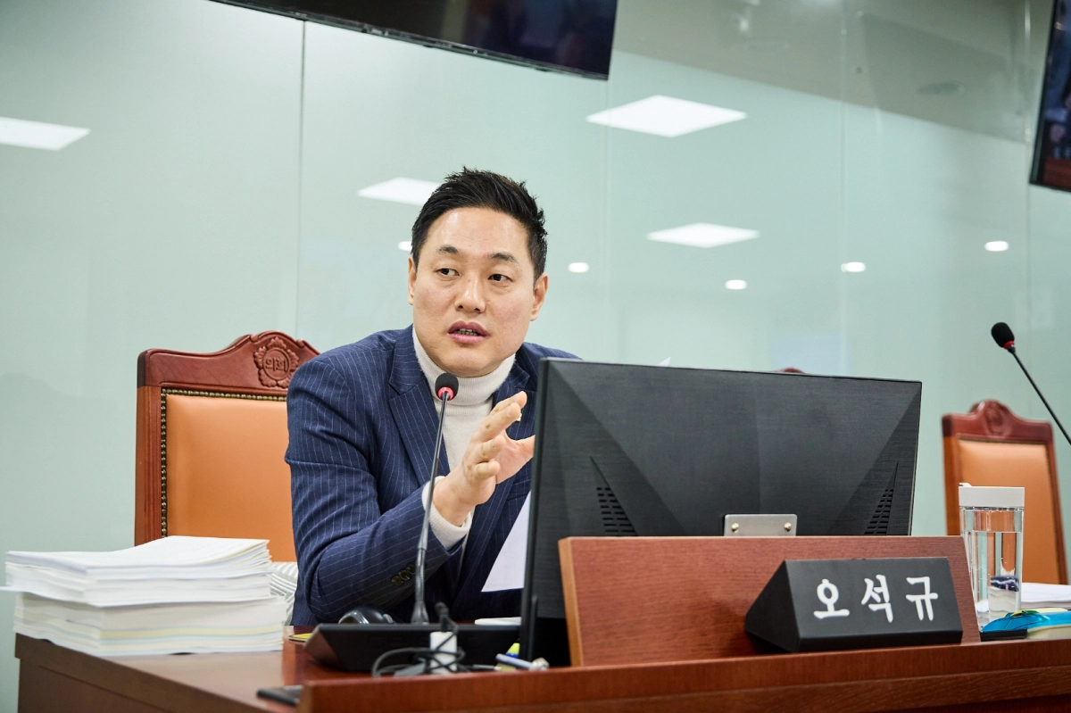오석규 의원이 9일 열린 2026년 주요업무보고에서 지난해 행정사무감사 후속조치 부재를 지적하며 관광 경쟁력을 위해 수도권 통합 패스 도입 등 대안을 제시하고 집행부의 능동적인 행정을 주문하고 있다.(사진=경기도의회)
