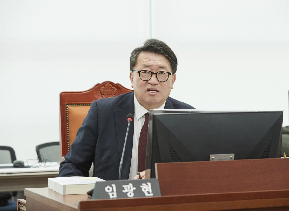 임광현 의원이 9일 경기도교육청 기획조정실 업무보고에서 인구소멸·학교소멸 위기 지역의 교육발전특구 지정에 더 많은 노력을 기울일 것을 주문하며 질의를 이어가고 있다.(사진=경기도의회)