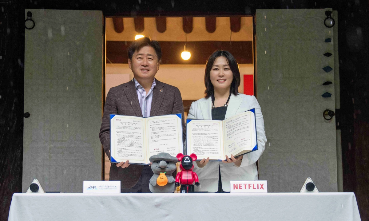 넷플릭스 방영 예정작 드라마 ‘괸당’이 오는 22일부터 제주 전역에서 본격 촬영에 돌입한다. 사진은 지난해 5월 넷플릭스와 제주 문화관광과 콘텐츠 활성화를 위한 업무협약 모습. 제주도 제공